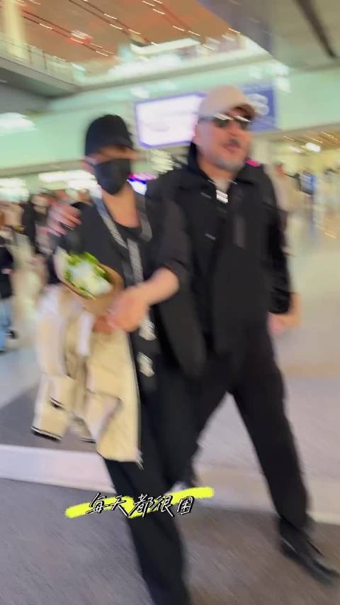 四大爷带着纯元回家了 陈建斌蒋勤勤现身机场，陈建斌一直搂着蒋勤勤，好恩爱