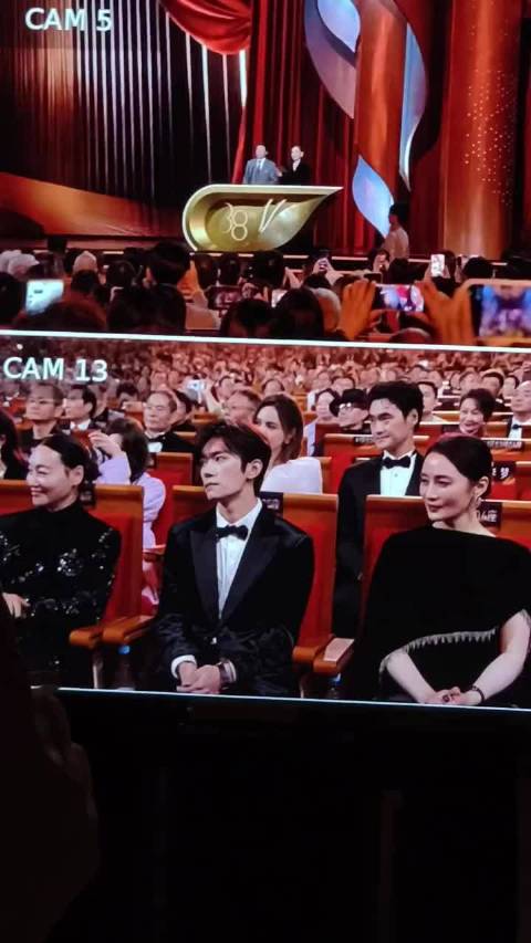 易烊千玺24岁斩获金鸡影帝，创最年轻纪录