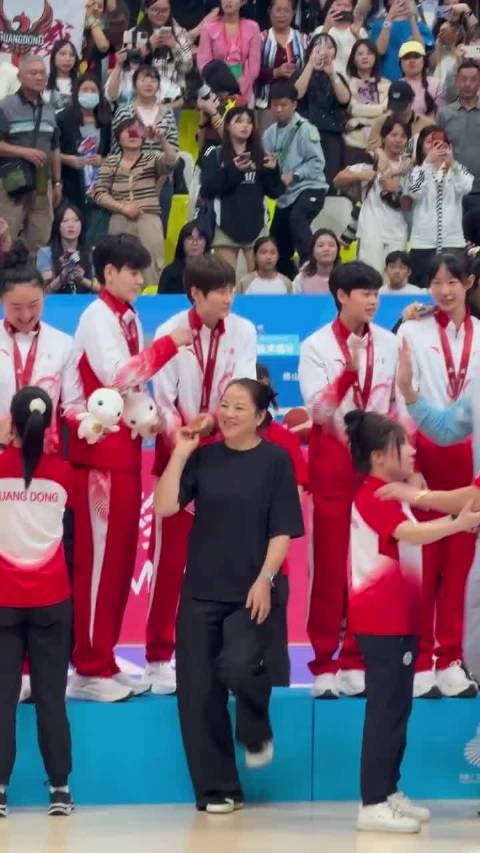 杨力维杨舒予夺金后为母亲挂奖牌