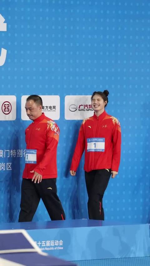 张雨霏50米蝶泳夺金，携教练同台领奖