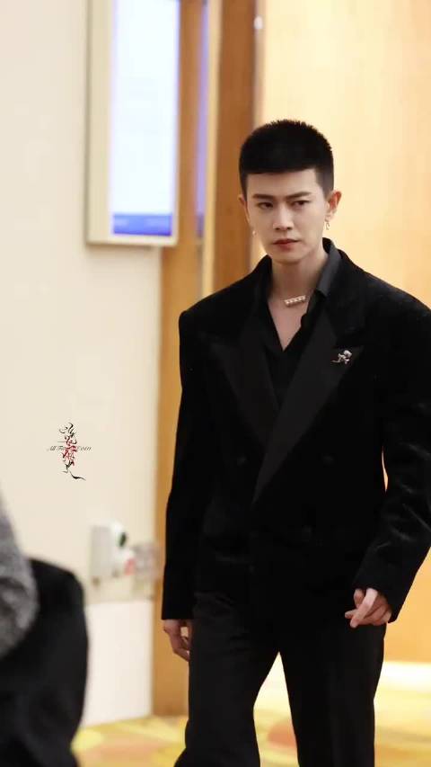 任嘉伦今日出席活动，看到嘉人宠溺的笑了 ！啊啊啊你超爱的