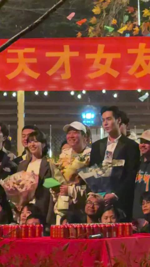 田曦薇胡一天新剧杀青快乐！合照里的同框画面太养眼，坐等正片解锁更多甜梗