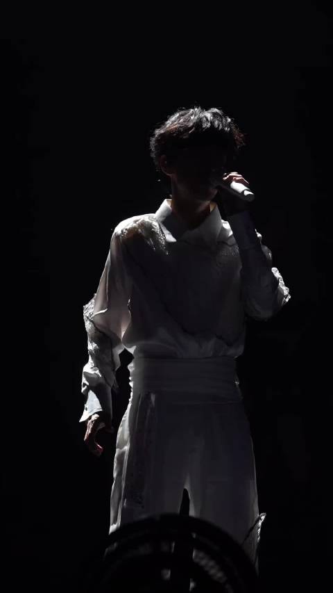 周传雄台上清冷台下宠粉反差大