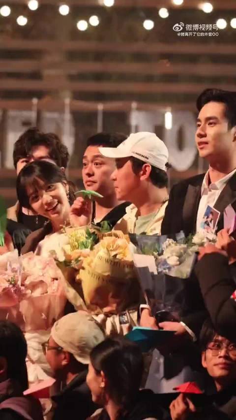 田曦薇胡一天《天才女友》杀青合照曝光