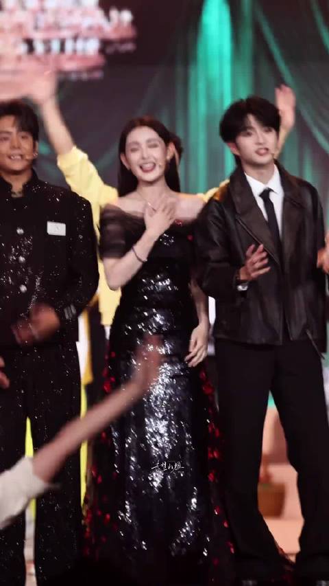 蒋依依合作TF家族三代成员，与王俊凯敖子逸穆祉丞均搭档