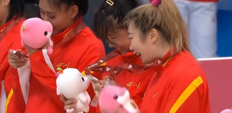 四川女篮为何输给广东队？郑薇有本事，刘禹彤李梦落选国家队不冤