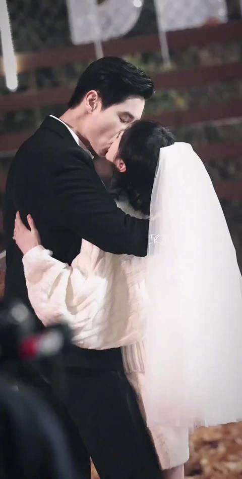胡一天田曦薇你们！吻戏这么投入吗！这么大风完全没影响是吗