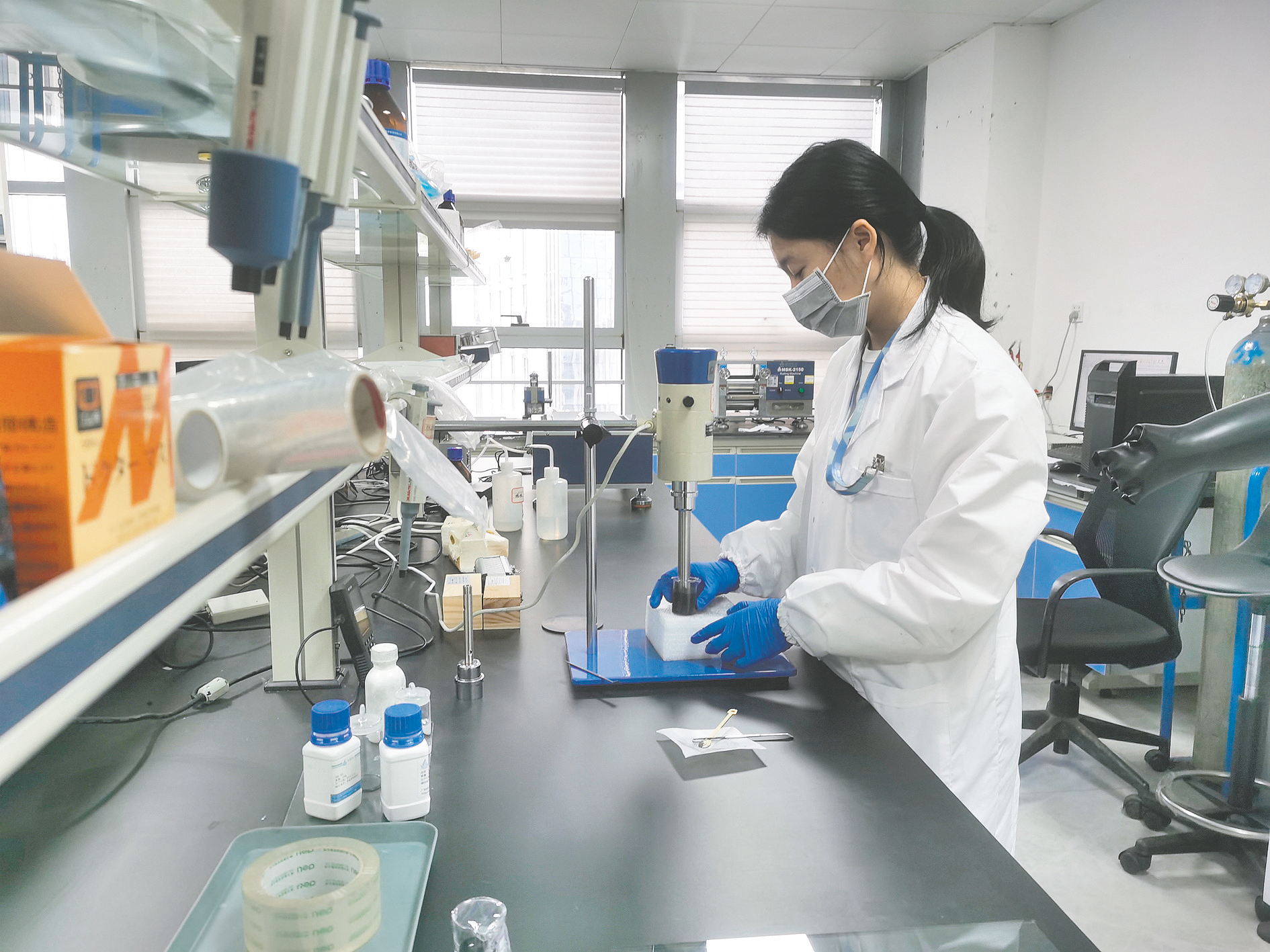     广西联科华新材料有限公司先进原子材料研发中心技术员专注操作，严谨细致。 本报记者冯梓剑 摄