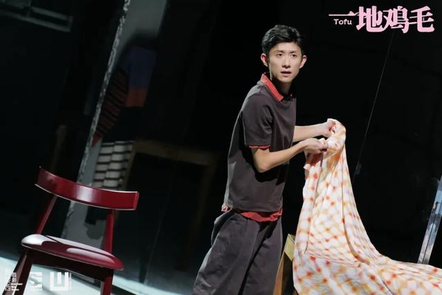 独角戏《一地鸡毛》：90后主创成功演绎“一地鸡毛”