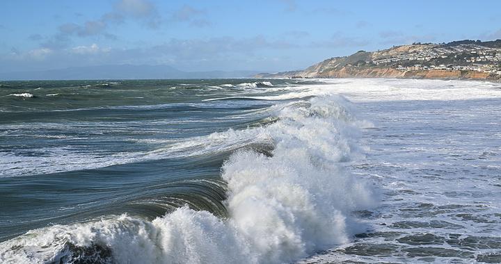 美国加州南部海域疑似偷渡船倾覆，至少4人死亡