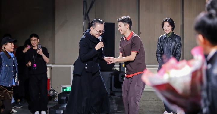 张一山主演独角戏《一地鸡毛》，观众席中宋丹丹看得热泪盈眶