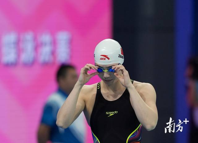 张雨霏50米蝶泳摘金，梳“哪吒头”造型登领奖台