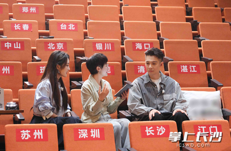 清醒面对北上挑战 《背后》对谈周柏豪