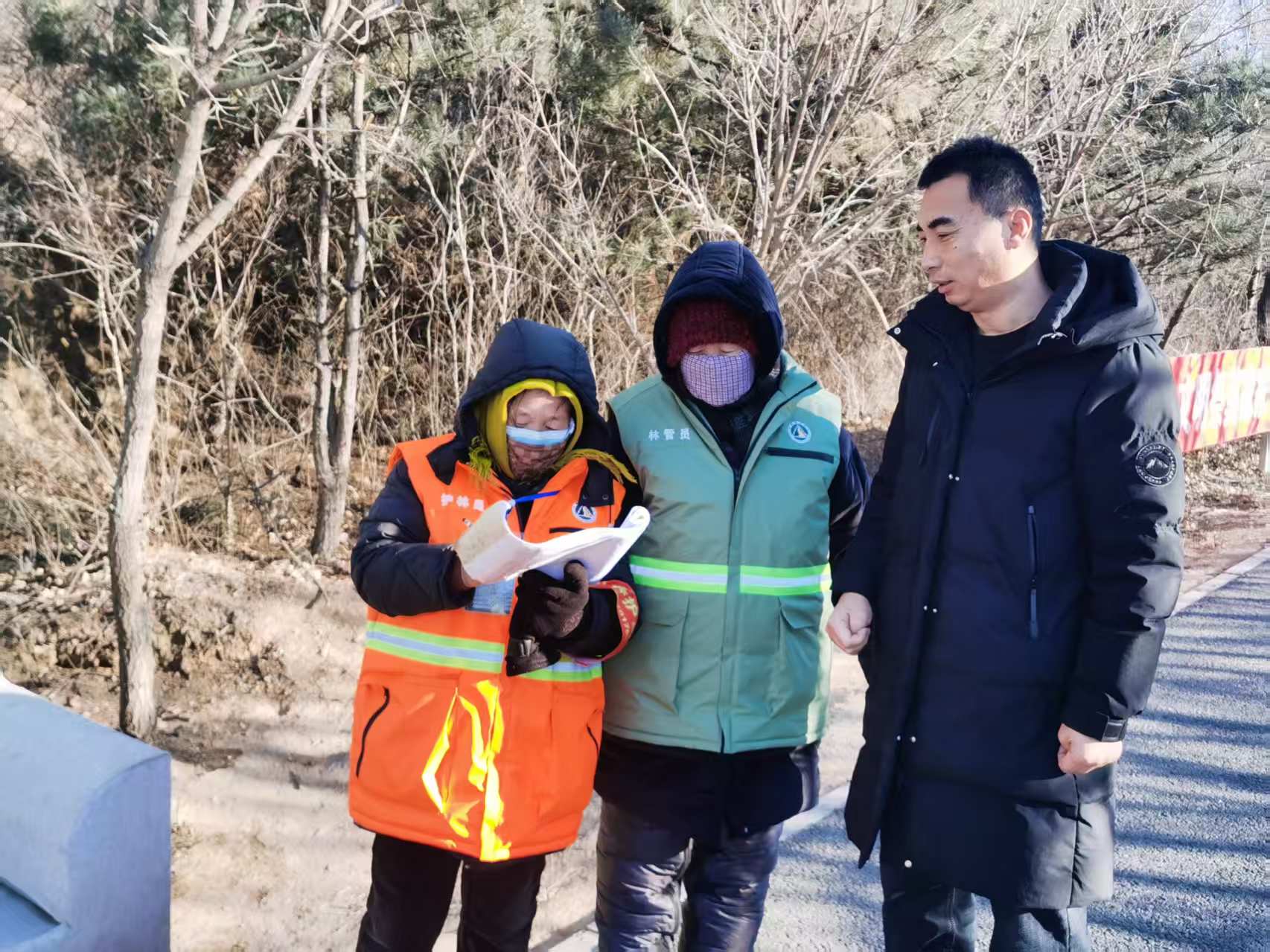 2024年冬，李建亮（右一）和同事在尋找樣地途中。受訪者供圖