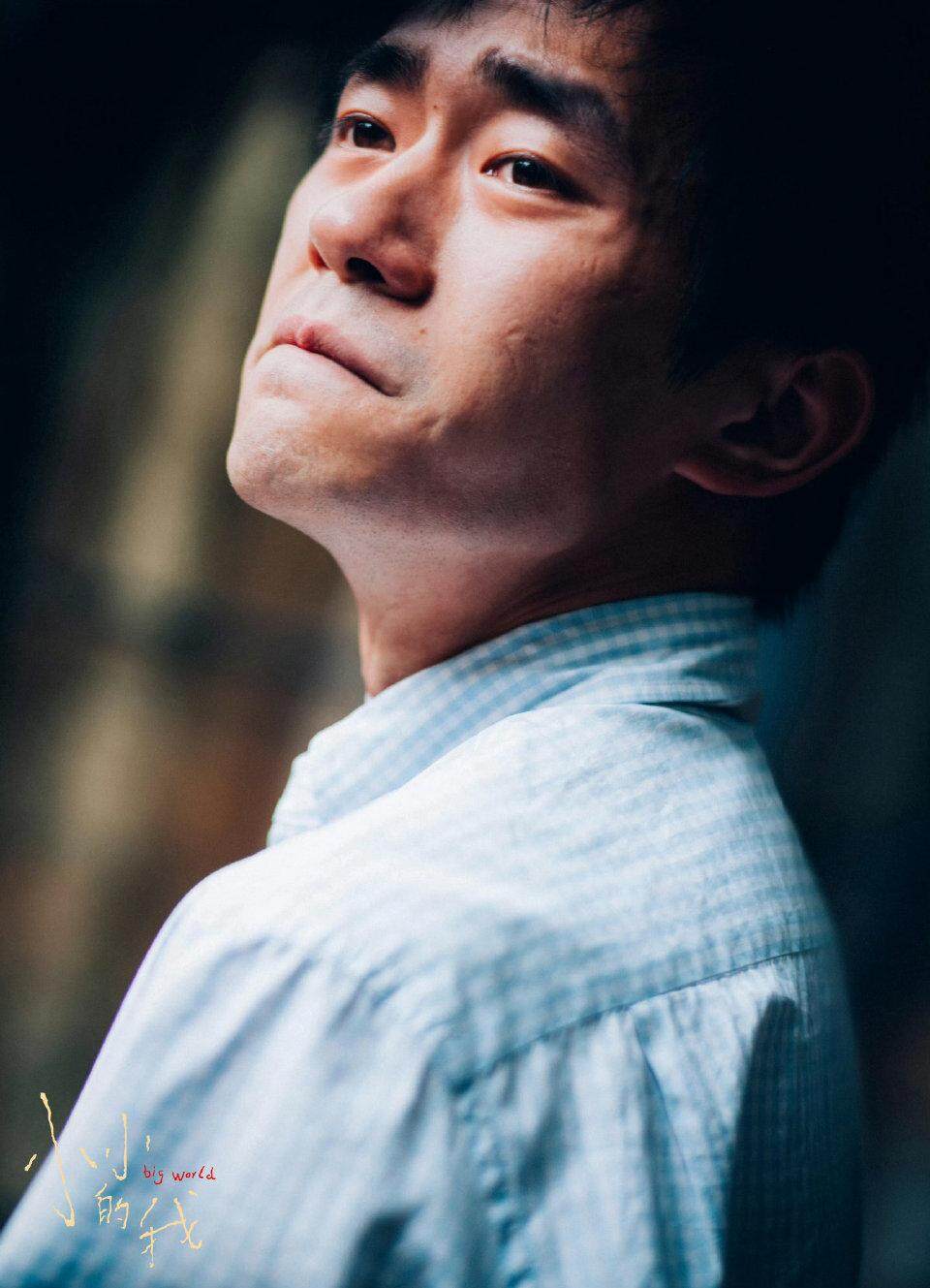 易烊千玺金鸡奖捧杯感慨：出道12年，道阻且长