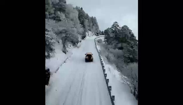 白雪皑皑！神农架多条道路被积雪覆盖，神农架景区建议自驾游客备防滑链