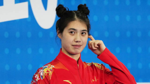 太燃了！全运会50米蝶泳上演一骑绝尘，张雨霏使出杀手锏狂飙夺冠