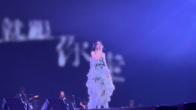 Ella长沙演唱会S.H.E隔空合唱恋人未满