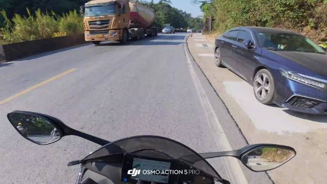 网友：“对面全责，你怕什么？” 视频车骑士：“怕死.....”