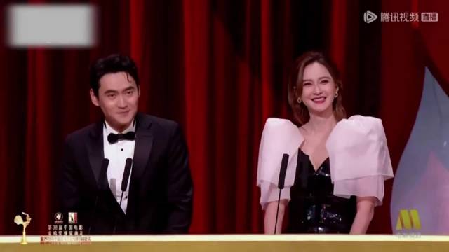真夫妻就是甜！袁弘对张歆艺下意识称呼，两人眼神拉丝丨金鸡奖