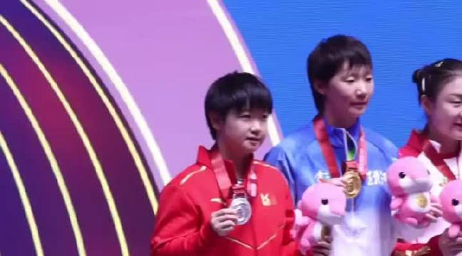 孙颖莎王曼昱陈梦全运会领奖台击掌相庆
