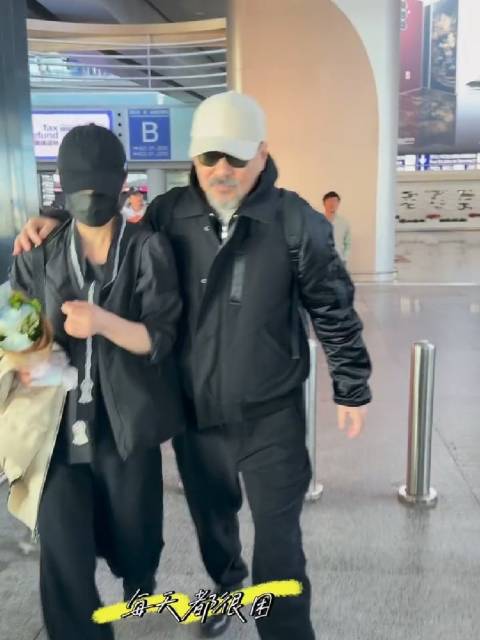 陈建斌搂蒋勤勤被调侃像便衣抓小偷