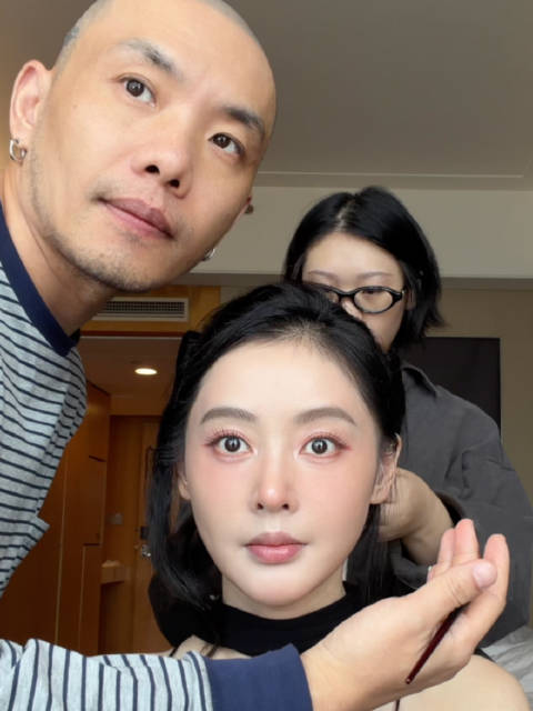 王亚飞给张天爱化的霞光微醺妆，各色腮红层层叠加营造微醺感