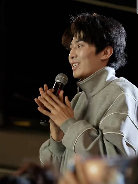 赵小童观看张一山话剧《一地鸡毛》