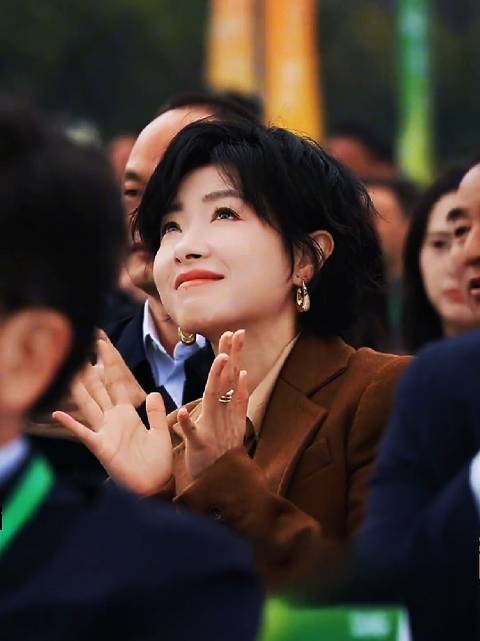 万茜棕褐西装亮相，红唇乌发展现从容魅力