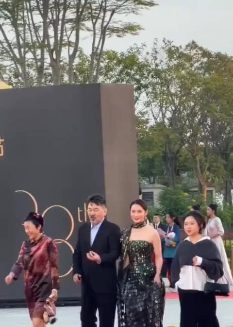 陈建斌金鸡奖三求牵手未果，护妻瞬间反撒糖