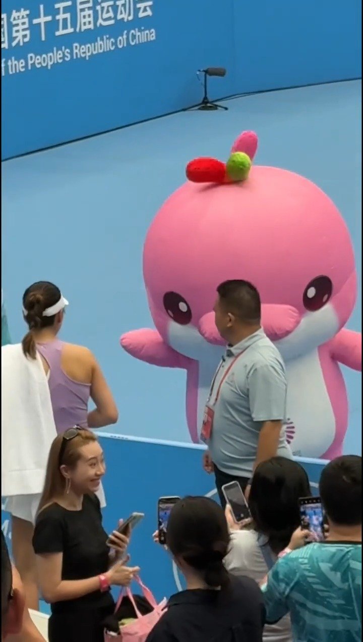 王欣瑜全运会女单第二轮顺记晋级，赛后与大湾鸡击掌庆祝胜利