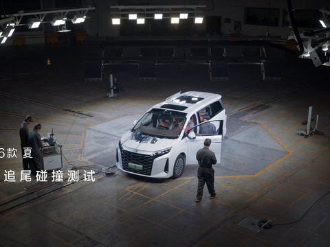 超美标翻滚VS高速追尾测试！同样的测试你更信赖哪一个