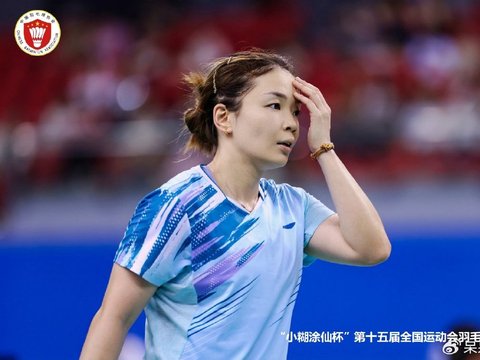 不舍！中国羽毛球三位世界冠军同一天说再见，何冰娇哭着亲吻场地