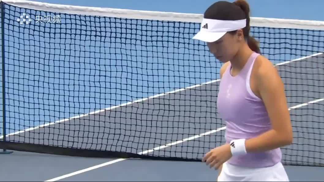 王欣瑜本场首次保发成功，第一盘1比3落后施晗 金秋观赛季 阿森纳著名教授