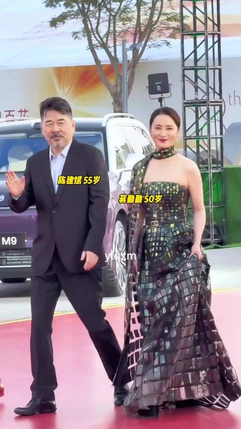 陈建斌机场搂蒋勤勤被调侃像便衣抓小偷