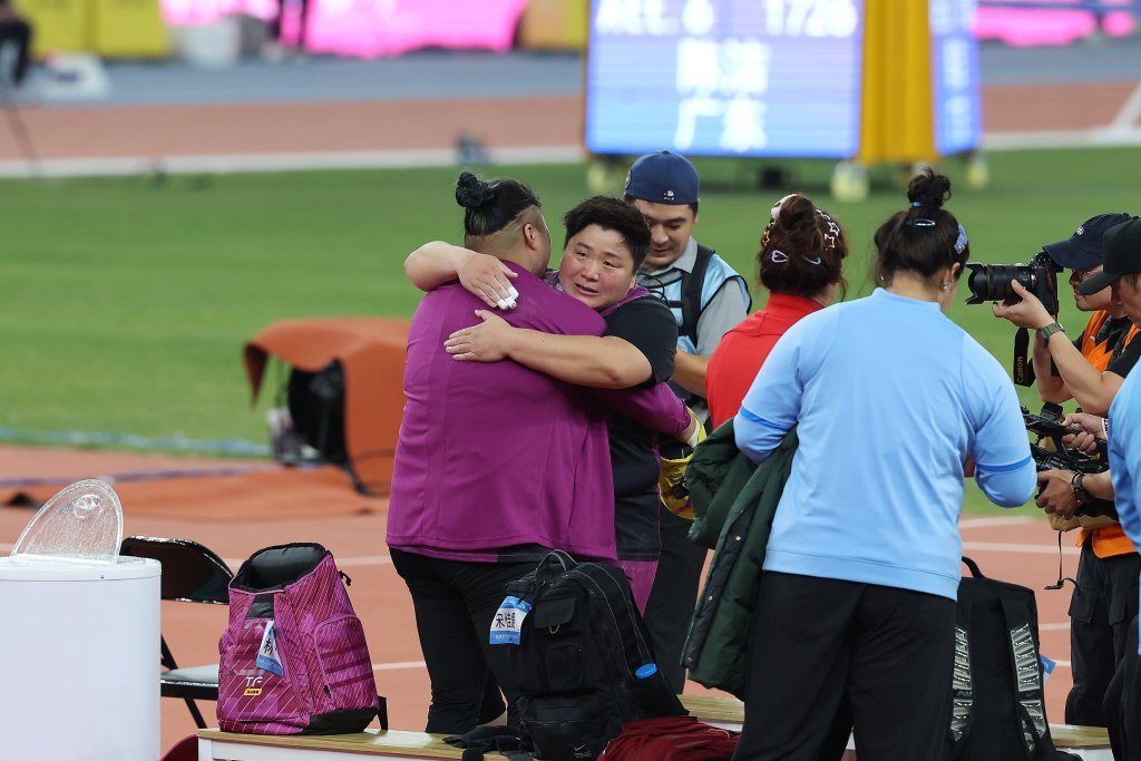 巩立姣在比赛结束后和对手们一一拥抱，哭着和她们耳语，“未来就靠你们了。”