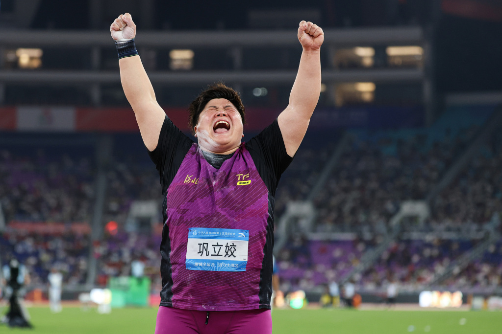 巩立姣在投完生涯最后一投之后，振臂高呼，释放着心中所有的情绪。