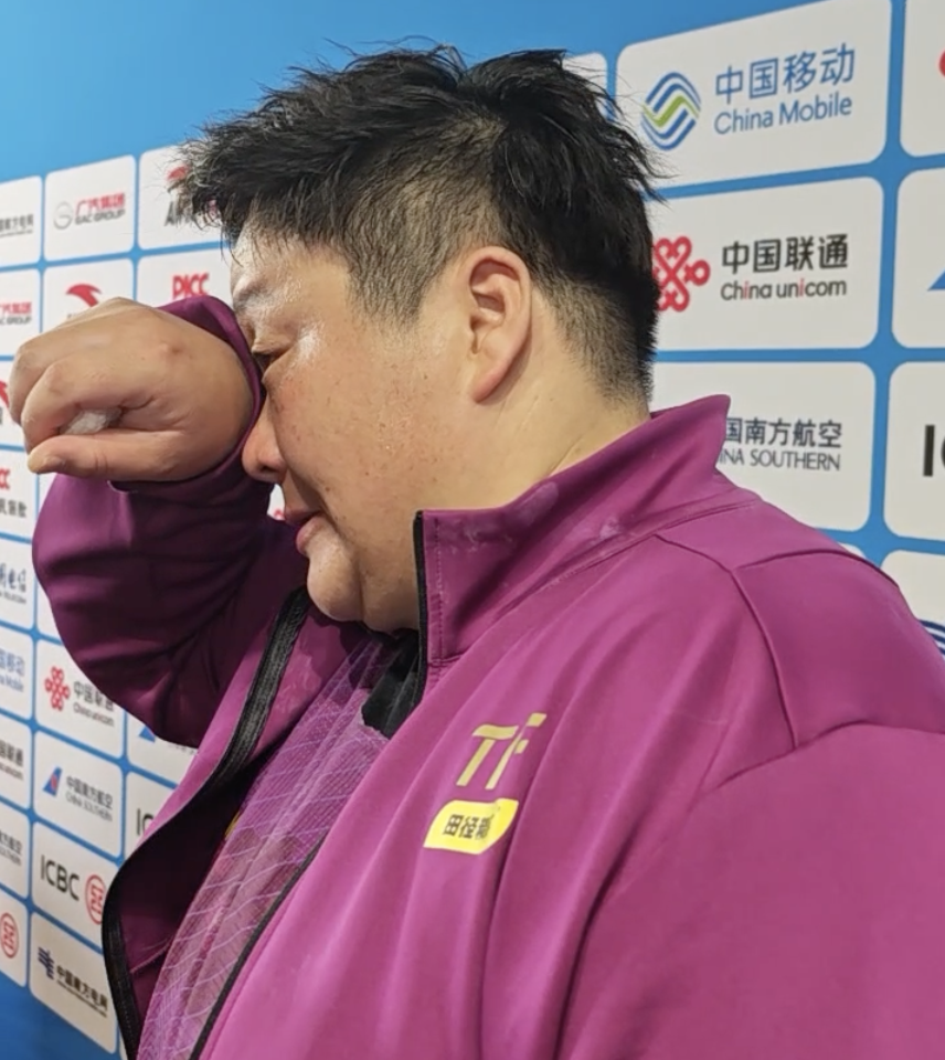 巩立姣在混合采访区里谈到离世的母亲时，激动落泪。