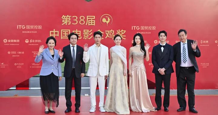 《81 封信》亮相金鸡奖闭幕式红毯：音乐家舒楠跨界执导，焦俊艳演绎跨时代信念传承