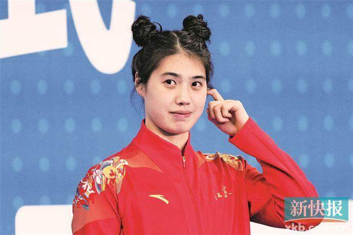 女子50米蝶泳摘金 张雨霏再次变身“小哪吒”