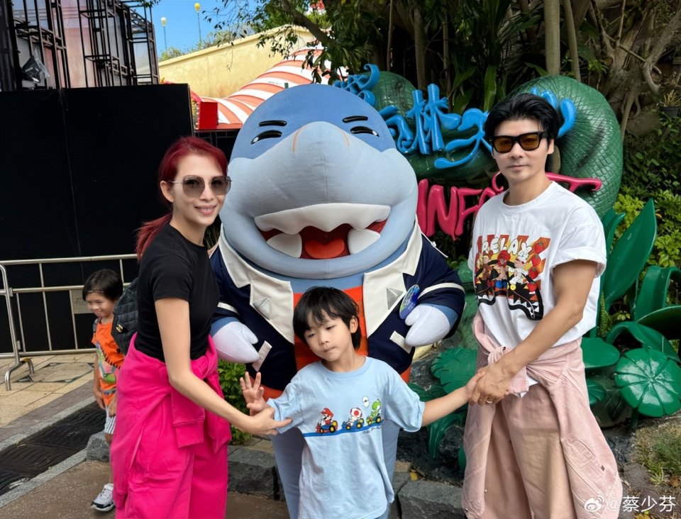 蔡少芬全家为儿子庆生，鱼蛋长成张晋翻版，俩女儿个高漂亮像妈妈