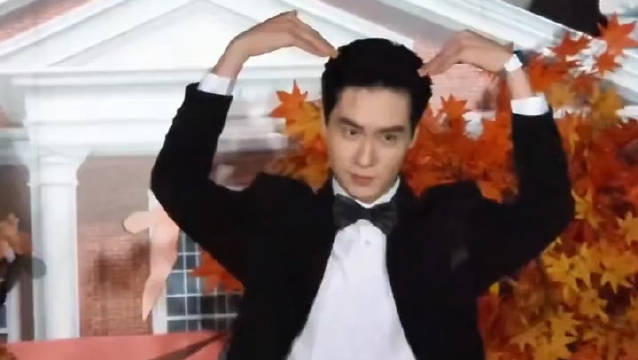 胡一天虽然不知道饭撒是什么，但会各种姿势的比心