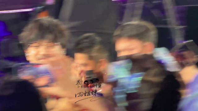 用音乐点亮城市！ 周传雄在握手之城南宁与歌迷握手