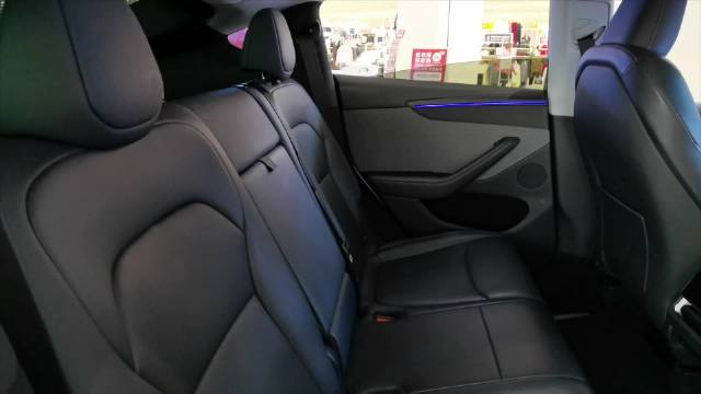 特斯拉Model Y后排坐姿自然，座椅焊电池设计实用