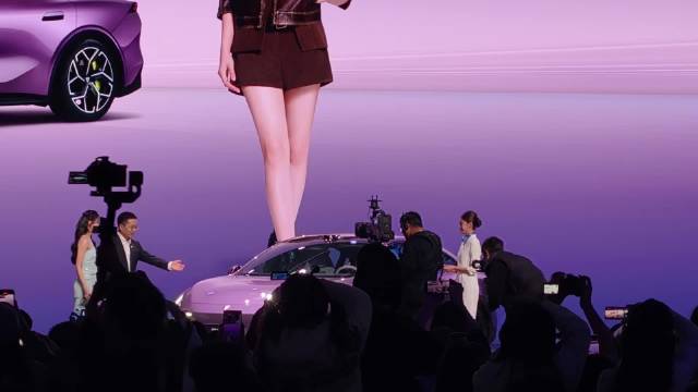 刘浩存来现场，可以看出她也特别喜欢深蓝L06，她觉得这车很适合新手司机驾驶