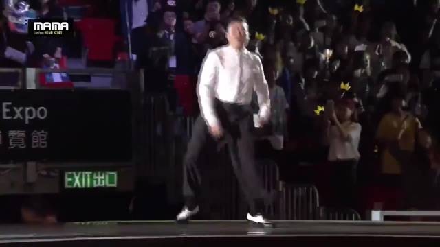 周润发时隔十年再登MAMA舞台，重现经典名场面