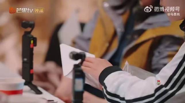 花少7成员暖心互动，马思纯写信李沁做照片墙龚俊下厨