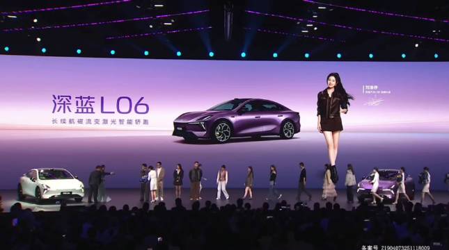 深蓝L06车主获品牌大使刘浩存亲手交付钥匙