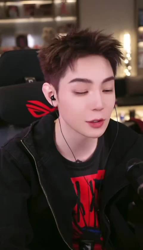 牌牌琦1300万库里南被误开走剐蹭，高迪直播称已找回