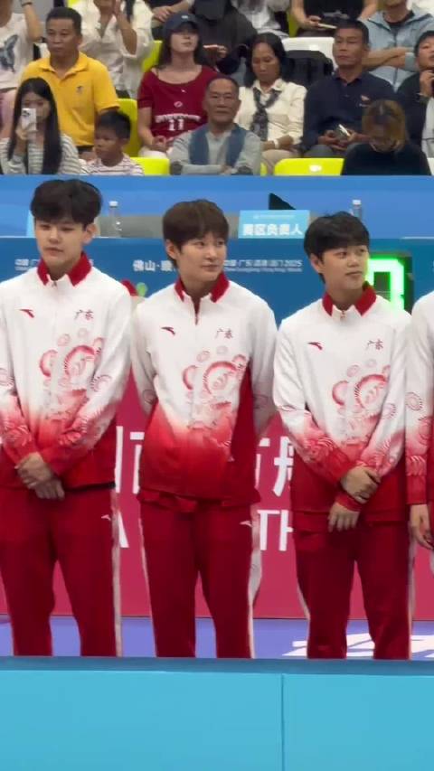 有样学样~姐姐就这么教妹妹跟领导打招呼！